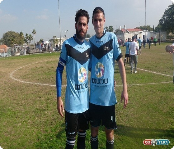 אסף עזו לאחר הנצחון (משמאל)